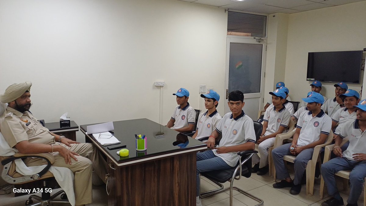 NSSGhondaNo2's tweet photo. विद्यालय की NSS एंटी ड्रग वॉलिंटियर्स टीम ने सहायक उपायुक्त पुलिस (DCP)नॉर्थ ईस्ट दिल्ली के कार्यालय पहुंचकर ड्रग्स के बारे में जानकारी इकट्ठी की मानस पोर्टल और 1933 हेल्पलाइन के बारे में भी जानकारी प्राप्त की @PEBranchGNCTD @nssrddelhi @_NSSIndia @YASMinistry @DSTF_2020 https://t.co/oZxVXUyfvG