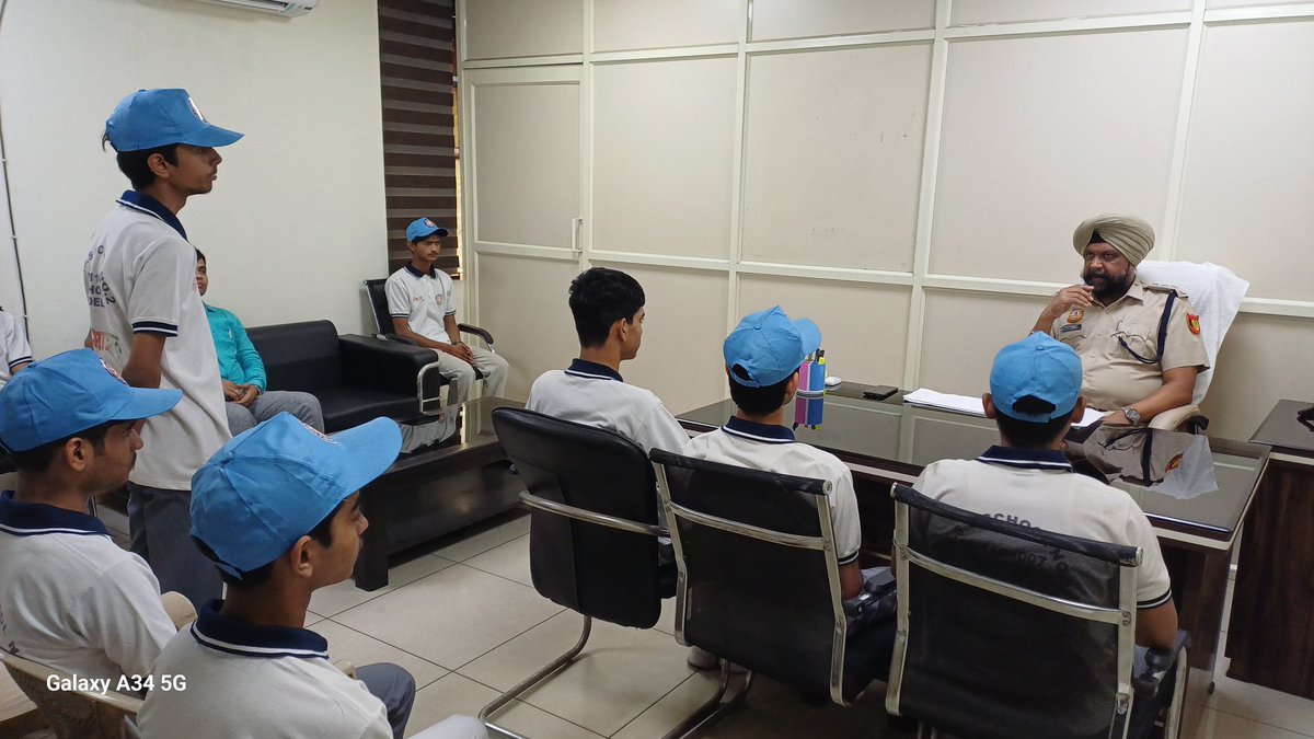 NSSGhondaNo2's tweet photo. विद्यालय की NSS एंटी ड्रग वॉलिंटियर्स टीम ने सहायक उपायुक्त पुलिस (DCP)नॉर्थ ईस्ट दिल्ली के कार्यालय पहुंचकर ड्रग्स के बारे में जानकारी इकट्ठी की मानस पोर्टल और 1933 हेल्पलाइन के बारे में भी जानकारी प्राप्त की @PEBranchGNCTD @nssrddelhi @_NSSIndia @YASMinistry @DSTF_2020 https://t.co/oZxVXUyfvG