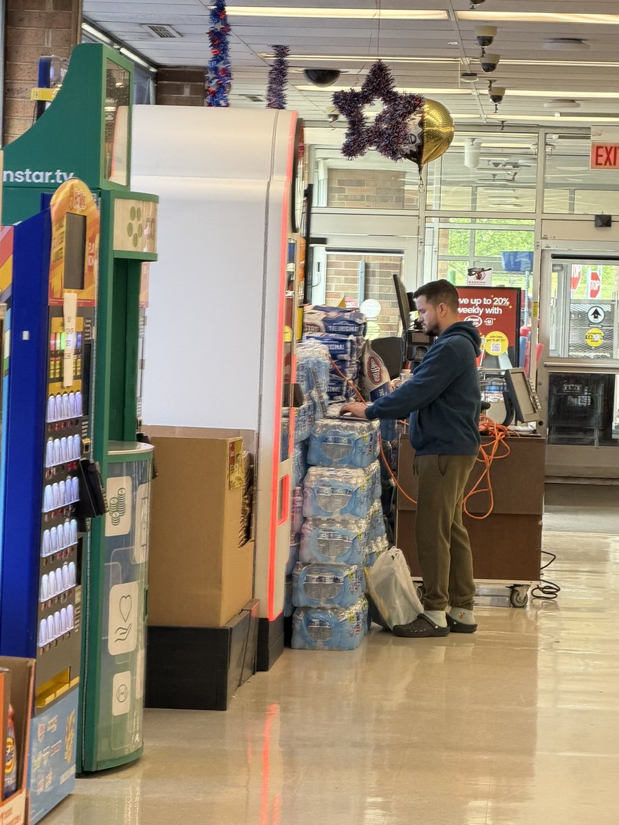 KarlCib's tweet photo. You’ve heard of working from home, now we got working from Jewel Osco…
#pokemonㅤㅤㅤ #scalping https://t.co/YBmhshTGv9