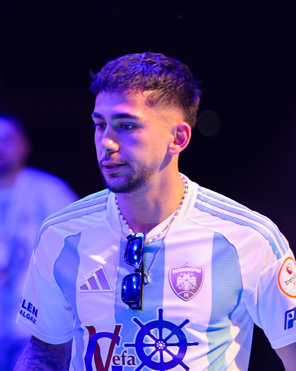 Erzurumspor's tweet photo. “Şimdi sahneye, bu sezon attığı gollerle ve ortaya koyduğu cesur oyunuyla dikkatleri üzerine çeken genç yetenek geliyor…
Genç yaşına rağmen sorumluluk alan, kritik anlarda sahneye çıkarak takımımıza önemli katkılar sağlayan bir isim!

Bu şampiyonluk yolculuğunda iz bırakan genç oyuncularımızdan biri!

MUSTAFA FETTAHOĞLU GELİYOR!🏆