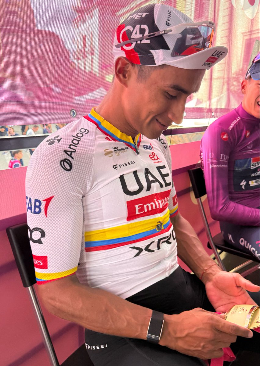 TeamEmiratesUAE's tweet photo. This means a lot🥇 @NarvaezJho 

#WeAreUAE #GirodItalia https://t.co/squWicFfd7