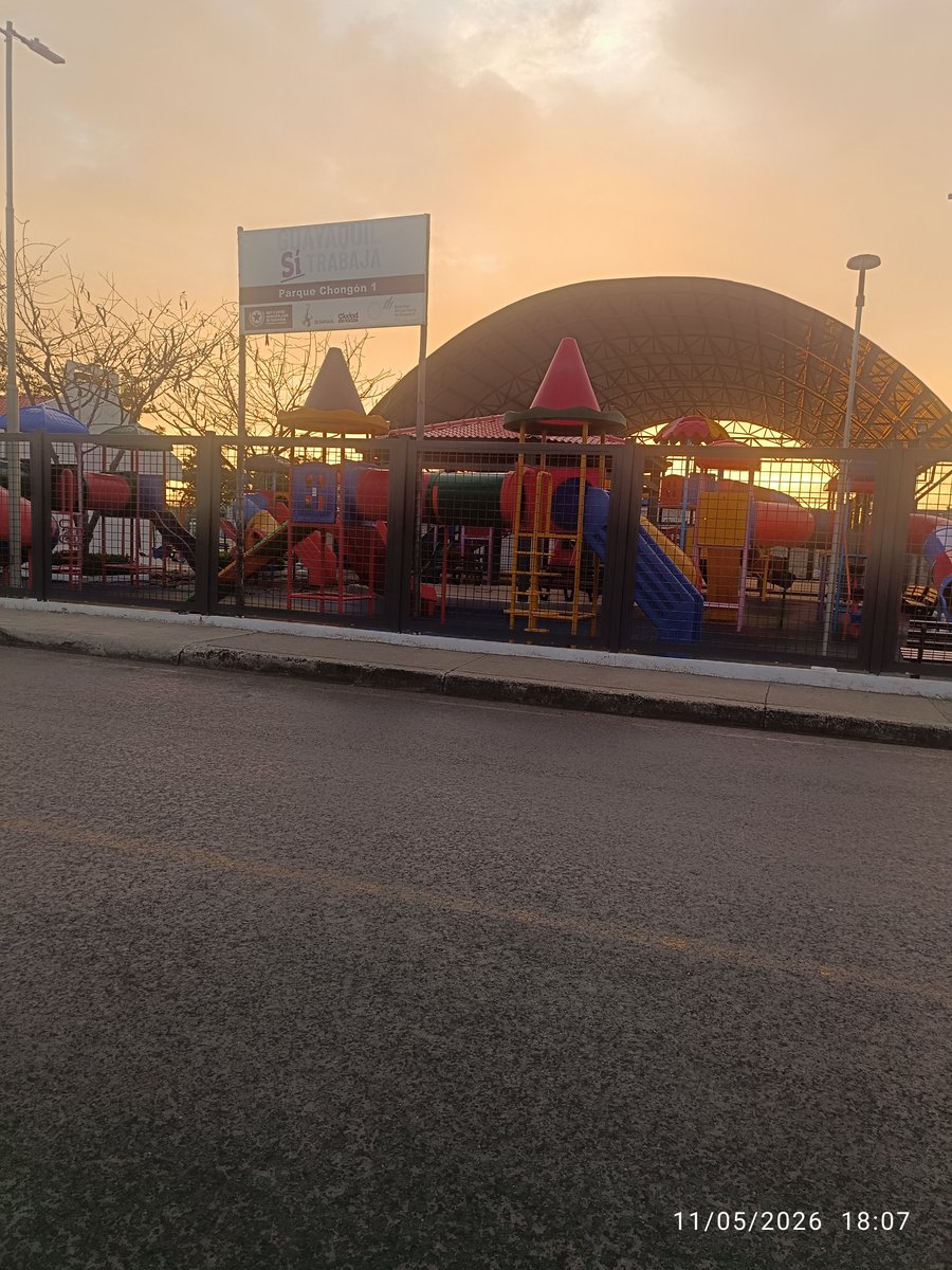 LuiJun21's tweet photo. @181Responde @DASEAlcaldiaGye @alcaldiagye @paultutiven @EmergenciasEc Construyen obras con dinero del pueblo para la foto y la inauguración, pero después las mantienen cerradas como si fueran adornos.
#Chongón merece respeto y espacios públicos funcionales, no abandono disfrazado de mantenimiento.
@181Responde
@alcaldiagye 
@DASEAlcaldiaGye https://t.co/ImxFpJUvdE