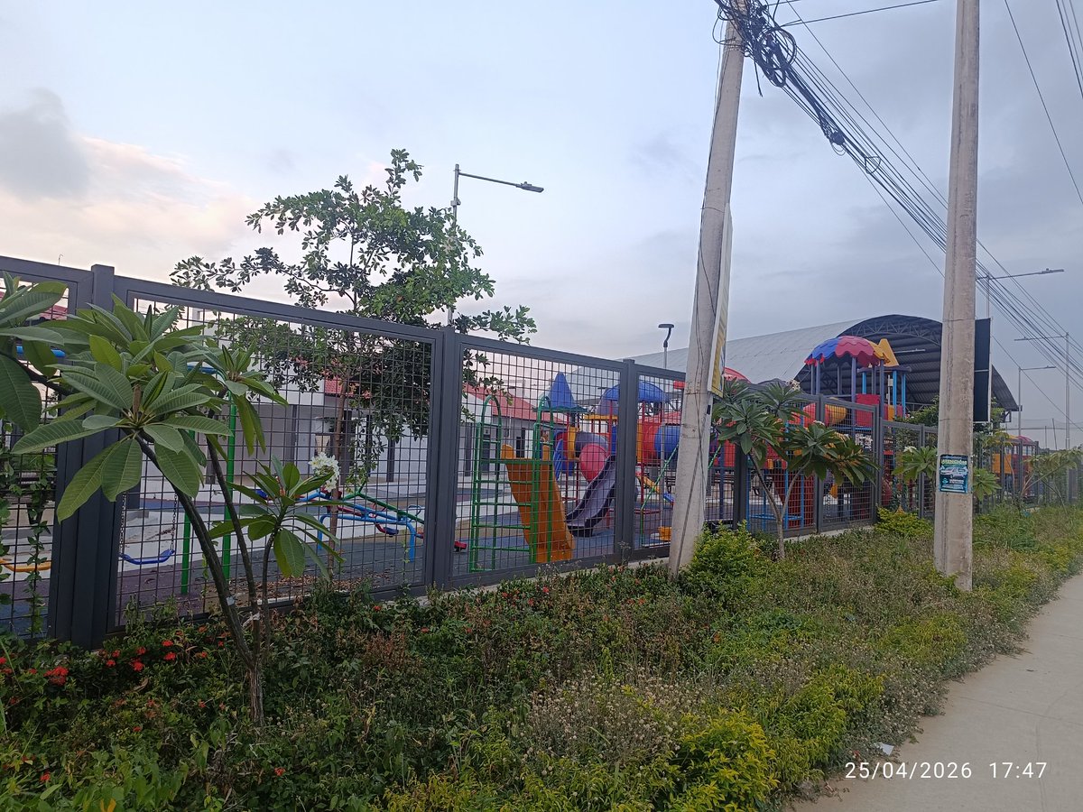 LuiJun21's tweet photo. @181Responde @DASEAlcaldiaGye @alcaldiagye @paultutiven @EmergenciasEc Construyen obras con dinero del pueblo para la foto y la inauguración, pero después las mantienen cerradas como si fueran adornos.
#Chongón merece respeto y espacios públicos funcionales, no abandono disfrazado de mantenimiento.
@181Responde
@alcaldiagye 
@DASEAlcaldiaGye https://t.co/ImxFpJUvdE