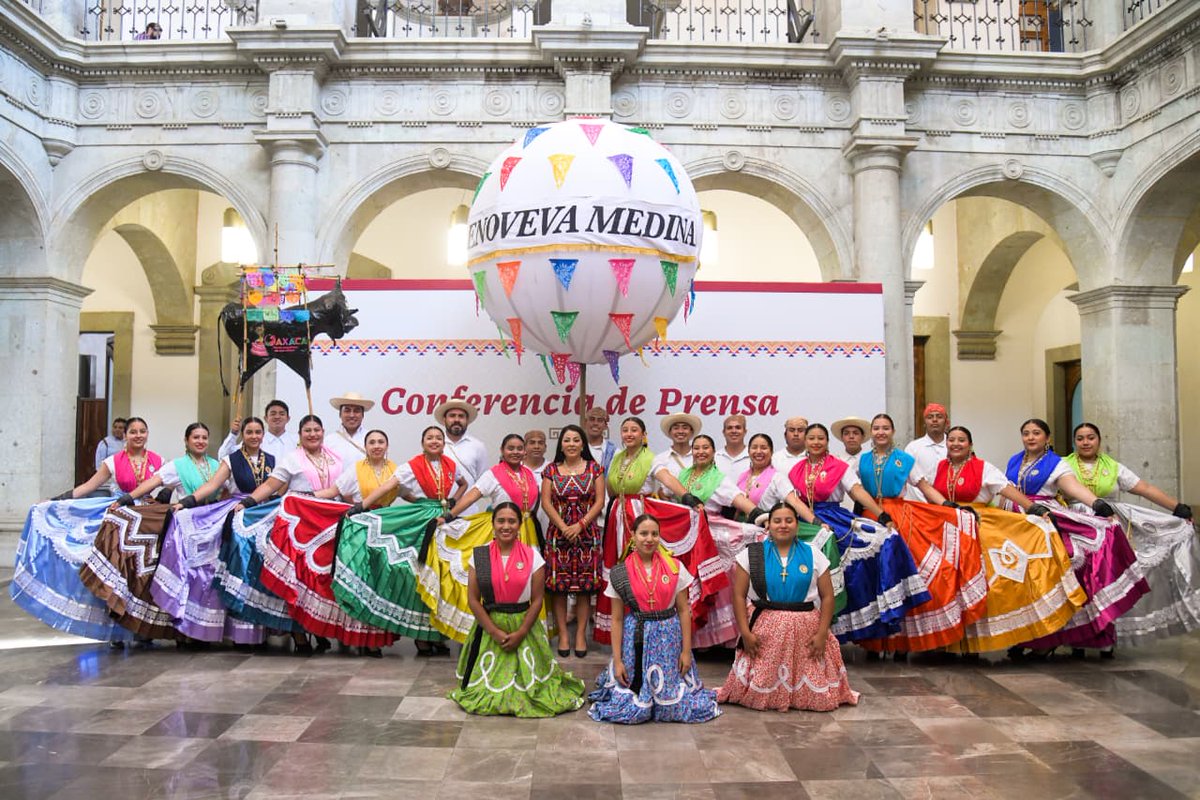 SecturOaxaca's tweet photo. 🎉 En conferencia de prensa, el Gobernador,  la Secretaría de Turismo y Comité Intersecretarial de las Fiestas de los Lunes del Cerro  anunciaron la #Guelaguetza2026.

🎟️ Pre-venta 15 mayo, venta general 1 junio.

#Oaxaca #TierraOrgullosaDeSusRaíces https://t.co/v73IvGVIPC