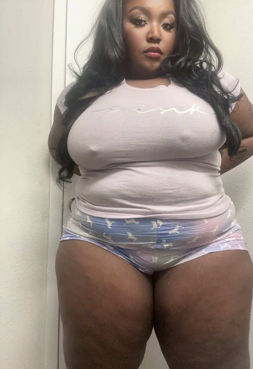 NBjayla3's tweet photo. Who’s going out tonight let go together I will let you eat 🐱 https://t.co/i0RjKMAA7t