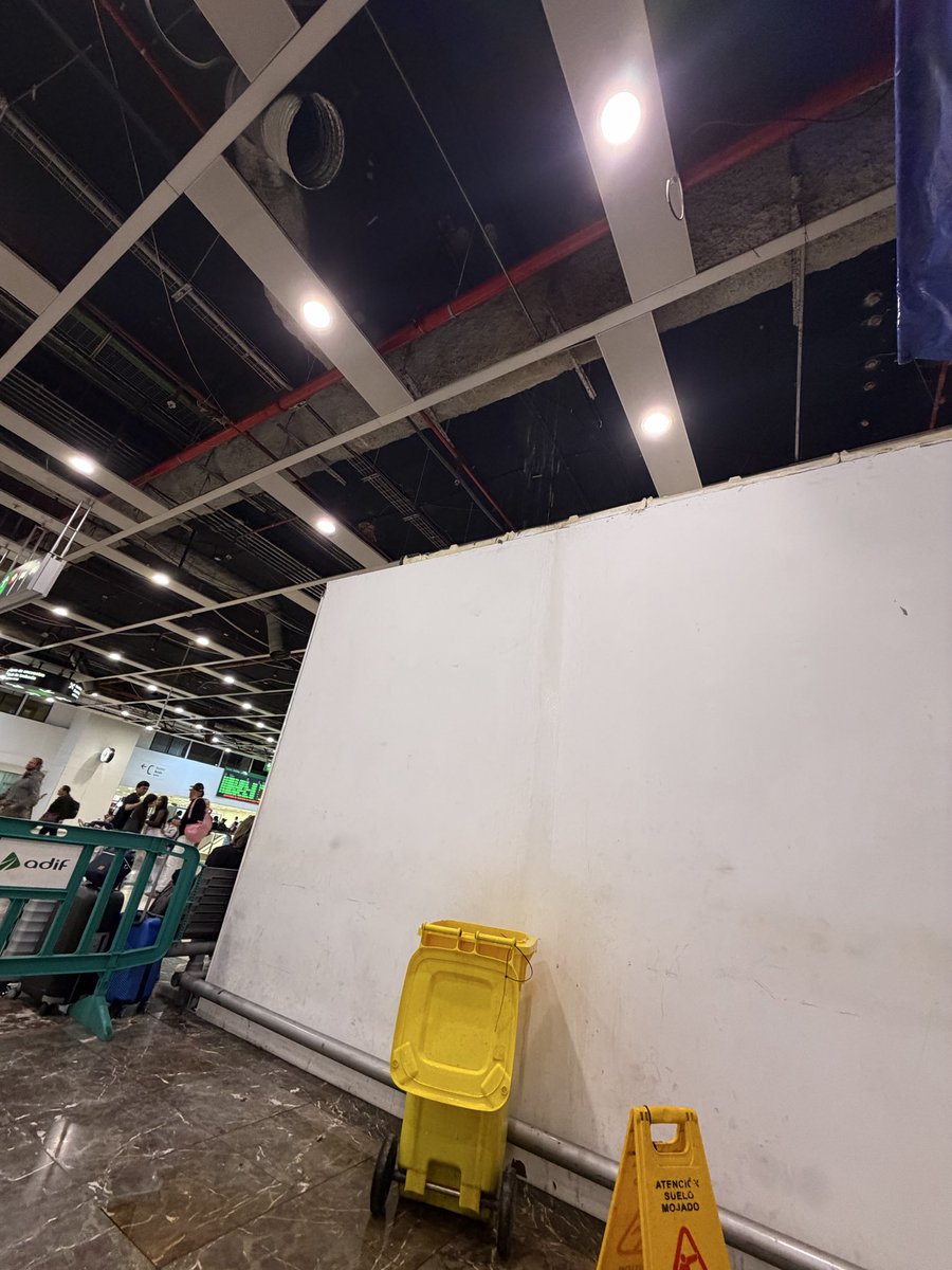 sforstefano's tweet photo. Sobre la instalación de las nuevas fuentes en Sants Estació, a quien se felicita? @Renfe , @Adif_es , @oscar_puente_ https://t.co/lIBclozy3T