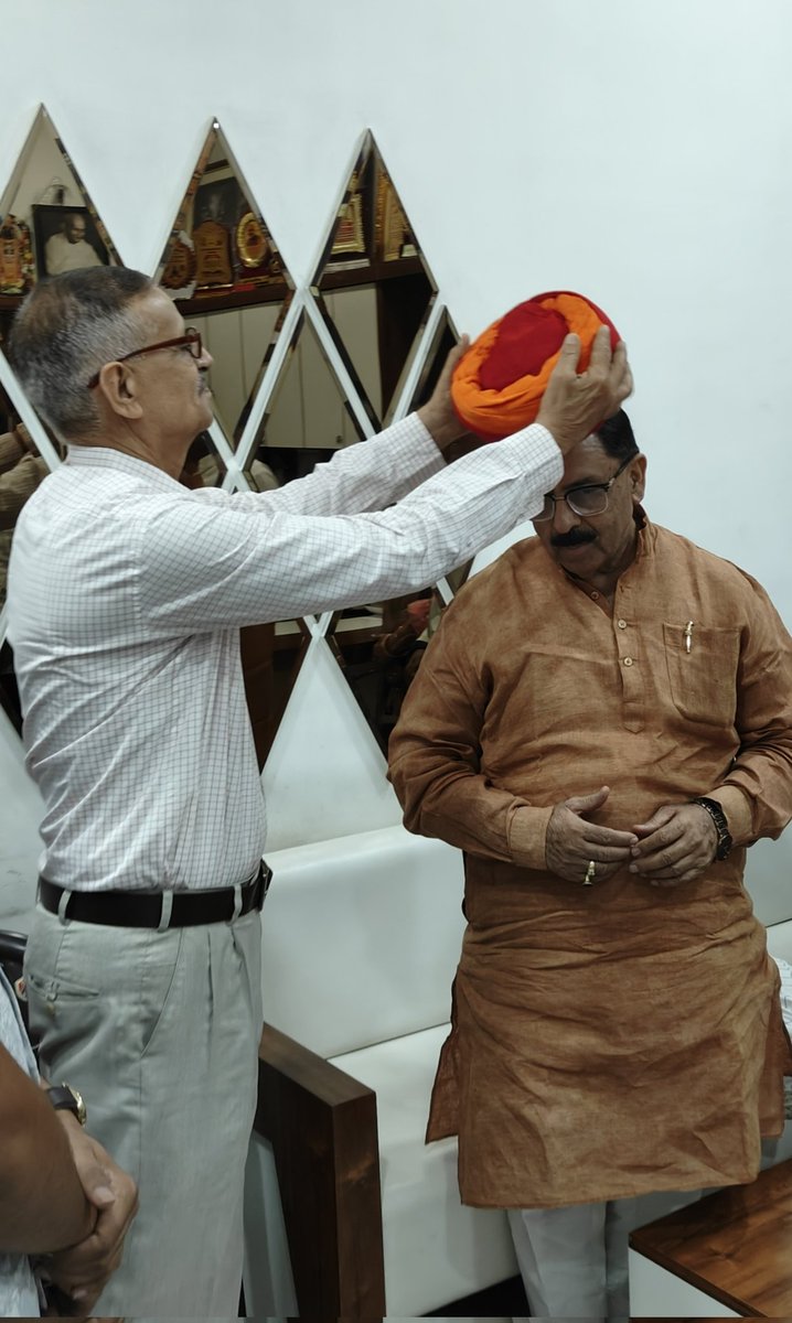 ssshekhawatbkn's tweet photo. राज्य वित्त आयोग के अध्यक्ष डॉ अरुण चतुर्वेदी जी  बीकानेर प्रवास के दौरान मेरे निवास पर पधारे । पिताजी ने साफा पहना कर स्वागत किया । घर परिवार के सदस्यों साथियों के साथ पारिवारिक वातावरण में सुखद संवाद हुआ । 
@chaturvediarun1
@BJP4Rajasthan https://t.co/cdVT9BUpGe
