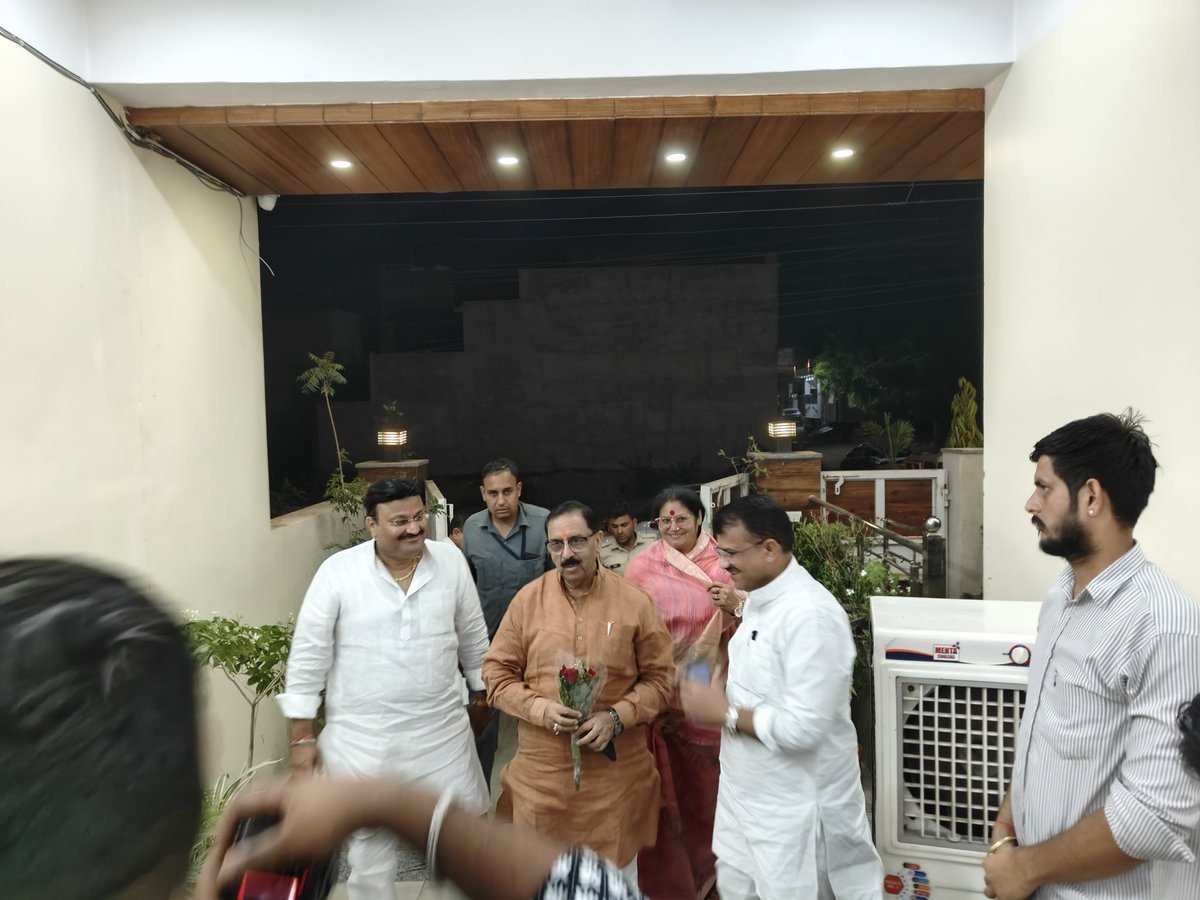 ssshekhawatbkn's tweet photo. राज्य वित्त आयोग के अध्यक्ष डॉ अरुण चतुर्वेदी जी  बीकानेर प्रवास के दौरान मेरे निवास पर पधारे । पिताजी ने साफा पहना कर स्वागत किया । घर परिवार के सदस्यों साथियों के साथ पारिवारिक वातावरण में सुखद संवाद हुआ । 
@chaturvediarun1
@BJP4Rajasthan https://t.co/cdVT9BUpGe