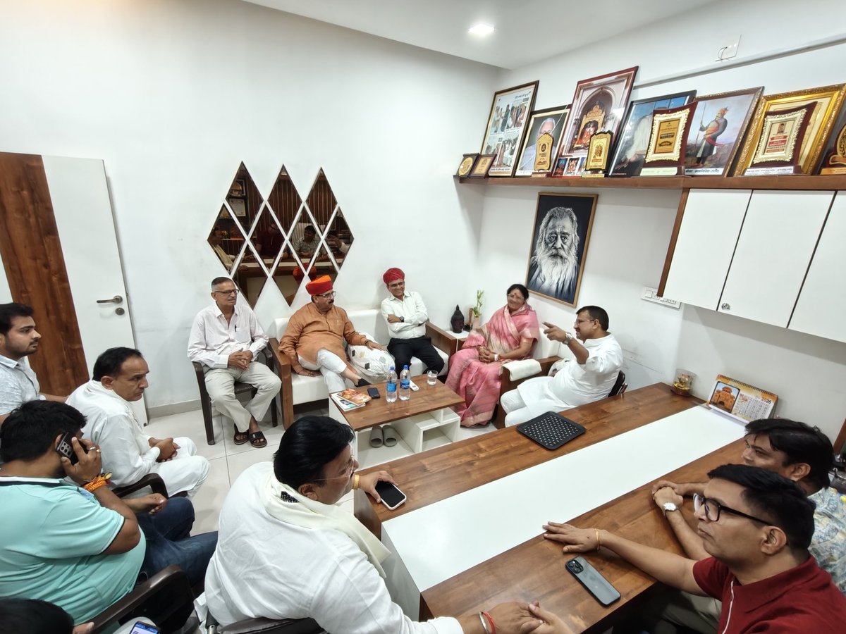 ssshekhawatbkn's tweet photo. राज्य वित्त आयोग के अध्यक्ष डॉ अरुण चतुर्वेदी जी  बीकानेर प्रवास के दौरान मेरे निवास पर पधारे । पिताजी ने साफा पहना कर स्वागत किया । घर परिवार के सदस्यों साथियों के साथ पारिवारिक वातावरण में सुखद संवाद हुआ । 
@chaturvediarun1
@BJP4Rajasthan https://t.co/cdVT9BUpGe