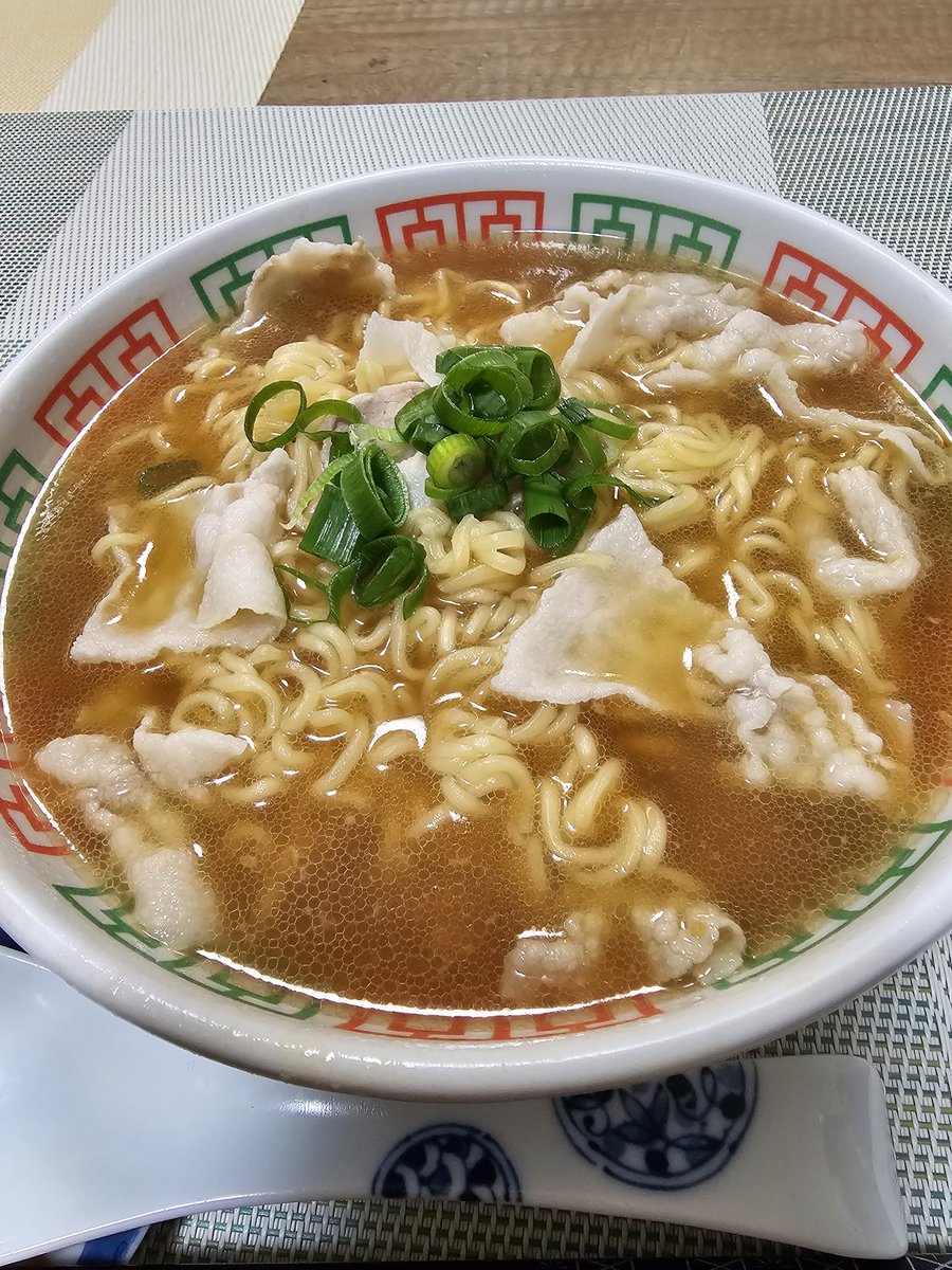 sasamako18's tweet photo. 夜中に小腹がすいたって言ったら
羽音が100均で買った魁力屋の袋ラーメンをベースに　丸源風のラーメン作ってくれた…
これ…
バリ旨い🍴😆✨
ご馳走さまでした～☺️

#魁力屋袋ラーメン
#丸源風 https://t.co/7Jeiyl5kM4