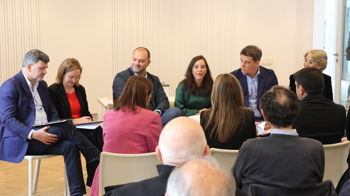 AitorBouza's tweet photo. Na Semana das Letras do @socialistas_gal , no encontro celebrado na Coruña, defendemos o galego como o que é: identidade, cultura e futuro.

Fronte ás políticas de retroceso do PP, fan falla compromiso e recursos para que a nosa lingua volva gañar espazo entre a mocidade. https://t.co/qPTC7cT8A3