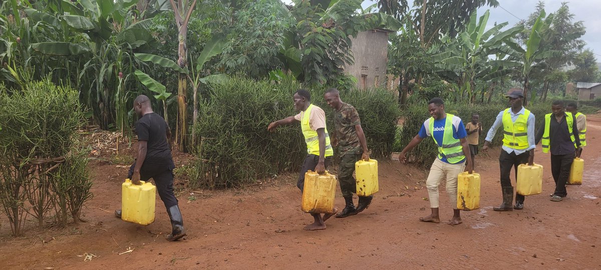 jane_dusabe's tweet photo. Le:9/5/2026

Uyumunsi  Urubyiruko Rwabakorerabushake BoMumurenge wamatimba  kubufatanye Na Nyc ,ingabo,Police ,Bakoze Umuganda Utangiza  ukwezi Kwahariwe Ibikorwa byurubyiruko Hakozwe Umuganda wogukurungira inzu yumuturange utishoboye utuye mukagali kabyimana. https://t.co/c6trov2yhT