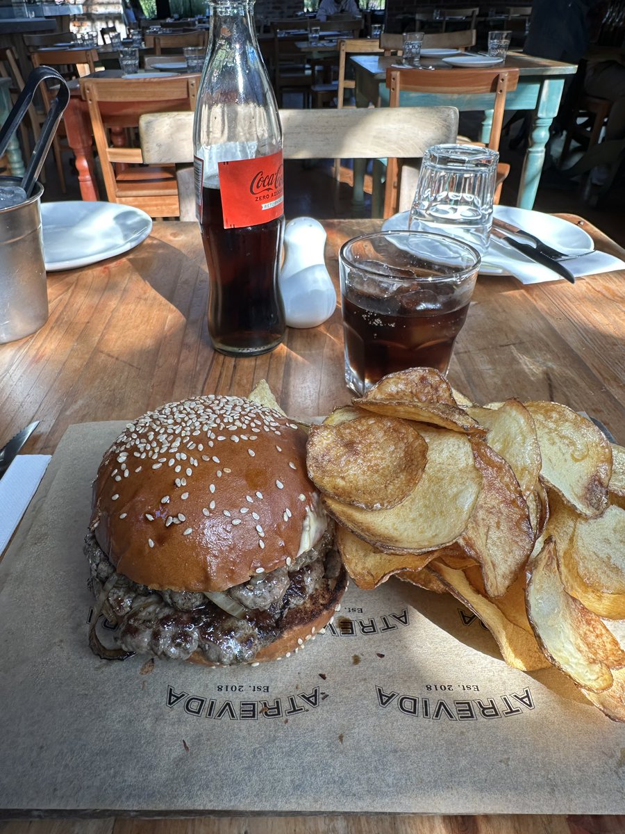 OperaRosa's tweet photo. Me daba el tiempo así que me vine sola a comer una hamburguesa, cuando el mozo me la trajo me dijo: aquí tiene jefa https://t.co/YjdIQtVQeW