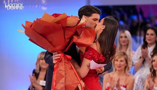xoxoennee__'s tweet photo. CIRO HA SCELTO ELISA PIANGO😭
#uominiedonne #solinardi https://t.co/s9hKkJiOn8