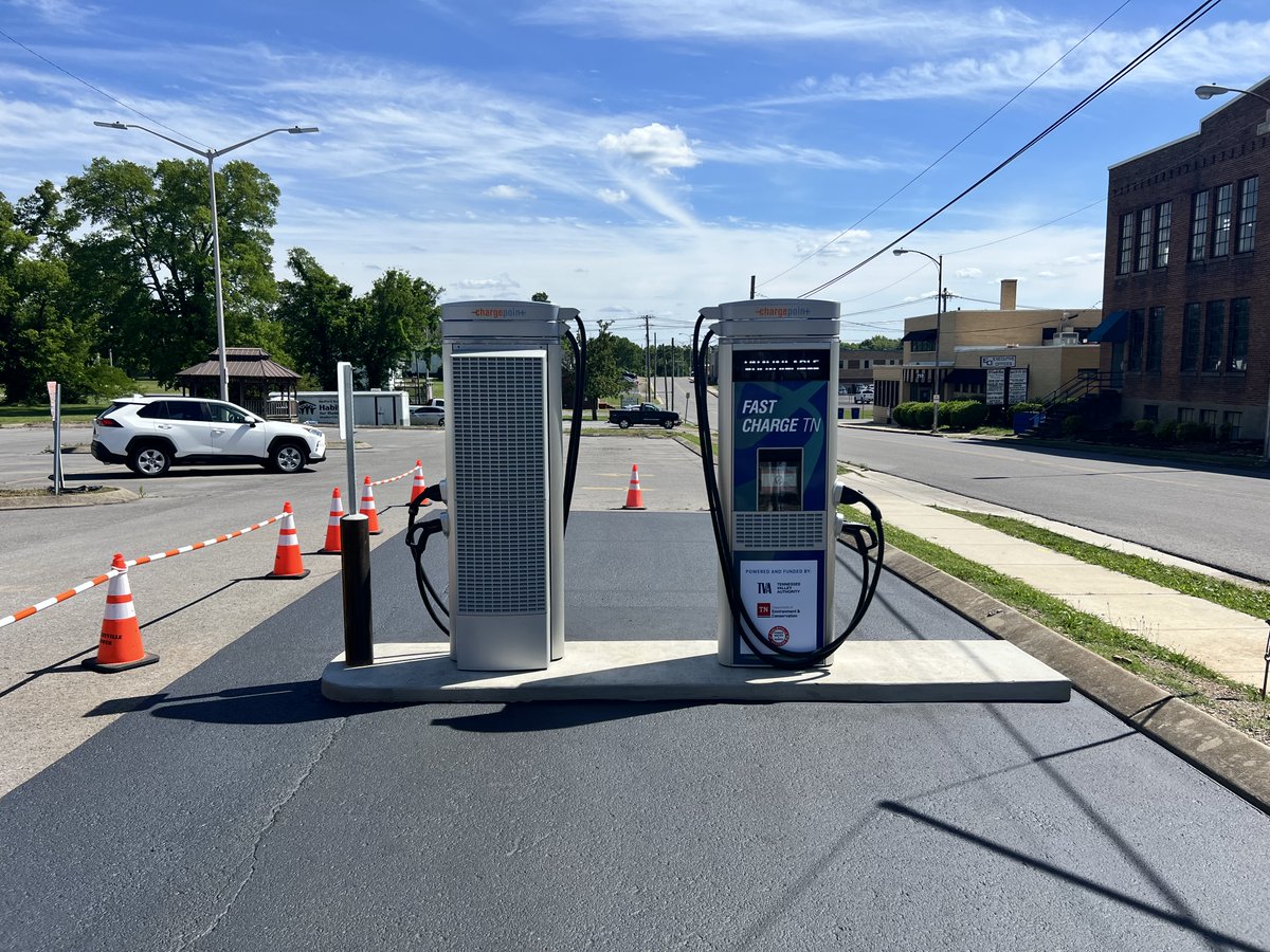 7StatesPower's tweet photo. Proud to support our member-owners with new distribution assets. This week our own #JoeKnox and @Lance_Irwin  are commissioning  2 EV Chargers for @Shelbyville_Pwr . We're grateful for your partnership.  https://t.co/d90xyi8TCK https://t.co/KJYsBj9DuP