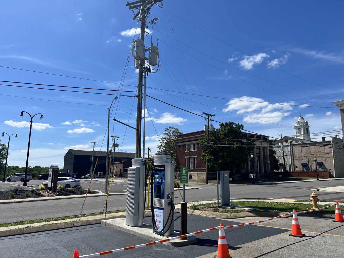 7StatesPower's tweet photo. Proud to support our member-owners with new distribution assets. This week our own #JoeKnox and @Lance_Irwin  are commissioning  2 EV Chargers for @Shelbyville_Pwr . We're grateful for your partnership.  https://t.co/d90xyi8TCK https://t.co/KJYsBj9DuP