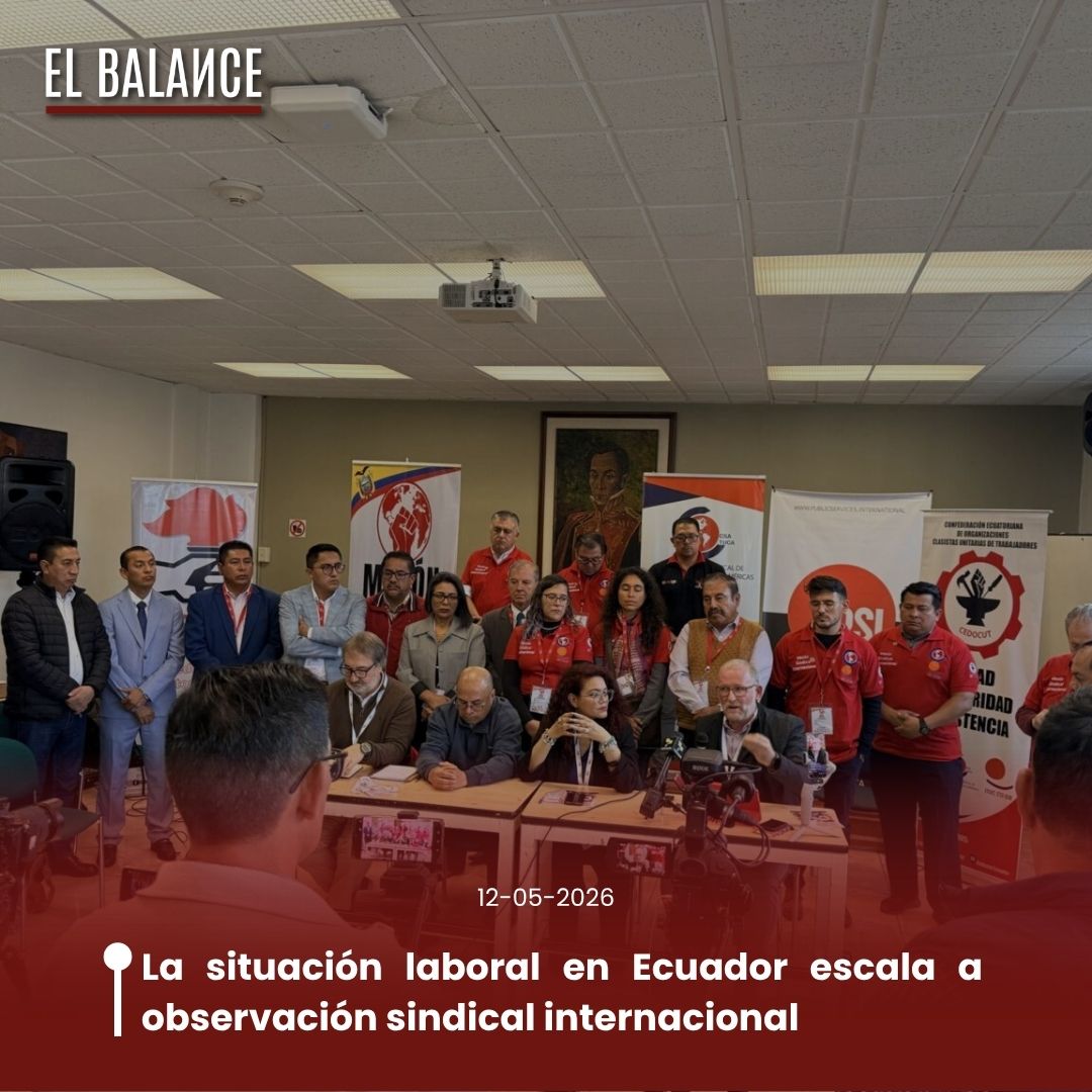 ElBalance_EC's tweet photo. La misión sindical internacional integrada por delegados de América Latina y Europa inició desde el 11 de mayo una agenda de verificación en Ecuador para documentar denuncias sobre persecución antisindical, despidos arbitrarios, criminalización de la protesta y debilitamiento de la negociación colectiva, en un proceso que mantendrá reuniones con organizaciones sociales, sindicatos e instituciones del Estado hasta el 13 de mayo. La observación busca constatar posibles vulneraciones a la libertad sindical y al derecho de organización protegidos por los Convenios 87 y 98 de la OIT.

La delegación está conformada por representantes de la Confederación Sindical Internacional, la Confederación Sindical de las Américas y sindicatos de países como Argentina, Chile, Brasil, España y Uruguay, que llegaron para recopilar testimonios, verificar casos y medir hasta qué punto el Estado ecuatoriano está cerrando márgenes a la organización laboral. Durante la primera jornada, en la Universidad Andina Simón Bolívar, dirigentes nacionales e internacionales advirtieron que el deterioro de la libertad sindical es un problema con implicaciones democráticas.

En la agenda aparecen despidos antisindicales, persecución a dirigentes, trabas administrativas, reformas laborales impulsadas sin diálogo, criminalización de la protesta y obstáculos sostenidos a la negociación colectiva, además de conflictos que atraviesan sectores como el minero y casos emblemáticos como Furukawa, donde las víctimas siguen sin reparación integral efectiva pese a fallos constitucionales. 

La dirigente sindical internacional Jordania Ureña Lora advirtió que el debilitamiento de los sindicatos representa una amenaza directa para la democracia, mientras desde la CSA se sostuvo que Ecuador registra el mayor número de denuncias ante la OIT y que incluso podría exponerse a la activación del artículo 26 de la Constitución de ese organismo por violaciones sistemáticas y permanentes a la libertad sindical.

La necesidad de una misión internacional para verificar vulneraciones a derechos laborales básicos sobrepasa la visita protocolaria, pues se convierte en otro indicio de que el gobierno de Noboa es visto desde afuera como un poder que, además de administrar precariedad, también restringe la capacidad de organizarse para enfrentarla.

Por: @iarandrader