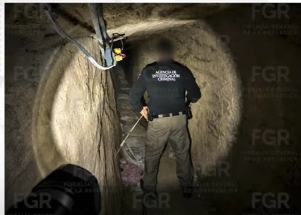 FGR halla túnel clandestino para huachicol en instalaciones de Pemex en Santa Catarina, Nuevo León. Se aseguraron más de 205litros de hidrocarburo y 23 vehículos. El túnel conectaba un contenedor marítimo con un poliducto de 18 pulgadas de la paraestatal.dialogojerez.com/fgr-halla-tune…