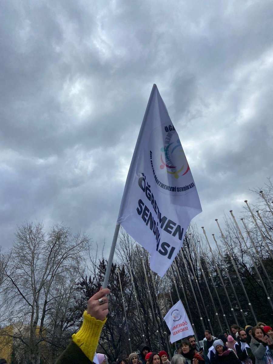 huseaksoy's tweet photo. Hatadan dönmek de bir erdemdir. Yapamadık, beceremedik, hata ettik deyin mülakat hatasını düzeltin. 1611 öğretmenin hakkını yediniz. @Yusuf__Tekin
#ÖğretmenlerHakkınıAlacak https://t.co/ks38g9FCQW