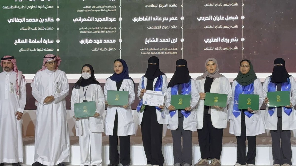 wev201's tweet photo. الحمدلله هذي السنة كانت جميلة بكل تفاصيلها 
سعيدة جدًا بقيادتي للإعلام في نادي الطلاب والبرامج🤍

ورغم أني كنت بفترة الامتياز، إلا إن علاقتي وتعلقي بالجامعة زادت أكثر
بشتاق يالجامعه وانتم بتشتاقون لي بعد😔🤍🤍🤍🤍🤍! https://t.co/uYeb8yzFba