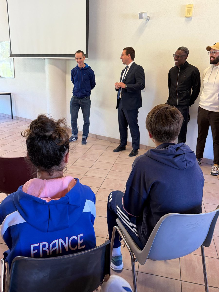 VilleBriancon's tweet photo. Cet après-midi, le Maire de Briançon et les Élus au Sport, accueillaient l’Équipe de France de Course en Montagne et de Trail, présente à Briançon le temps d'un stage, dans le cadre de son partenariat avec la Fédération Française d’Athlétisme (FFA) 🏃‍♂️🏔️ https://t.co/KKytf6d5eb