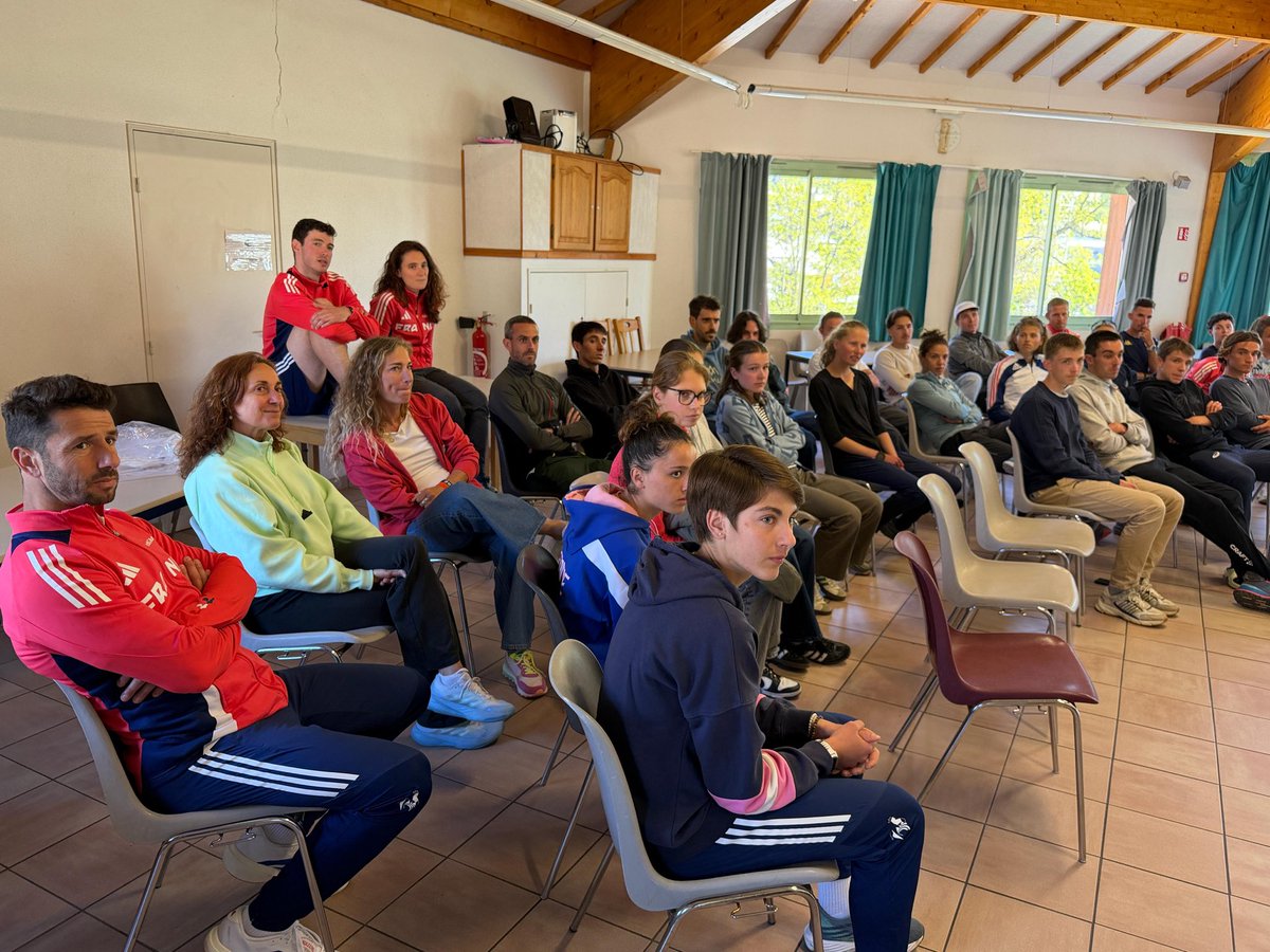 VilleBriancon's tweet photo. Cet après-midi, le Maire de Briançon et les Élus au Sport, accueillaient l’Équipe de France de Course en Montagne et de Trail, présente à Briançon le temps d'un stage, dans le cadre de son partenariat avec la Fédération Française d’Athlétisme (FFA) 🏃‍♂️🏔️ https://t.co/KKytf6d5eb