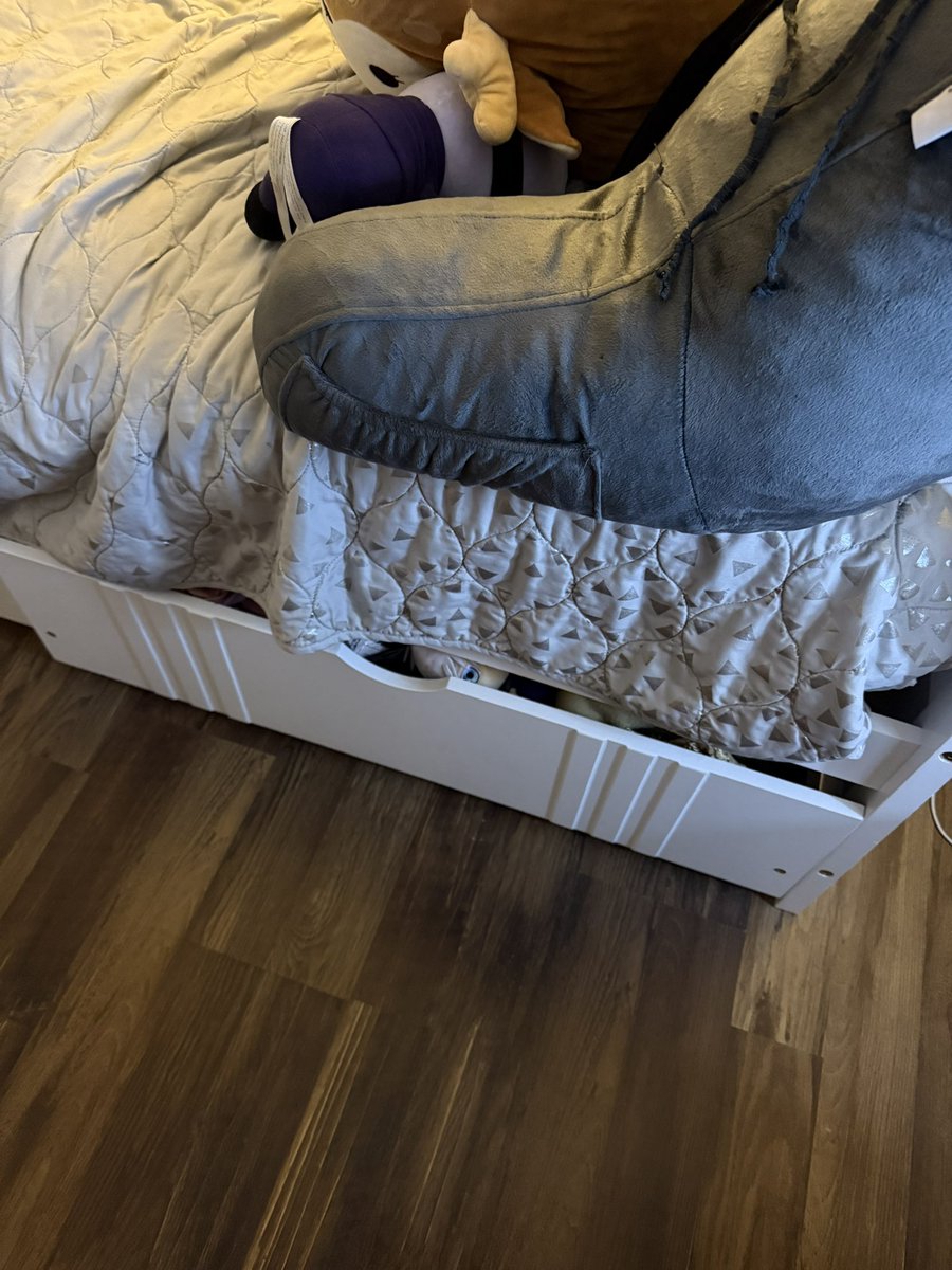 get0usgirl's tweet photo. minding my own business in my room when i feel a giant blue orb staring at me…. LIKE HELLO? https://t.co/ZBWNxRkuPq