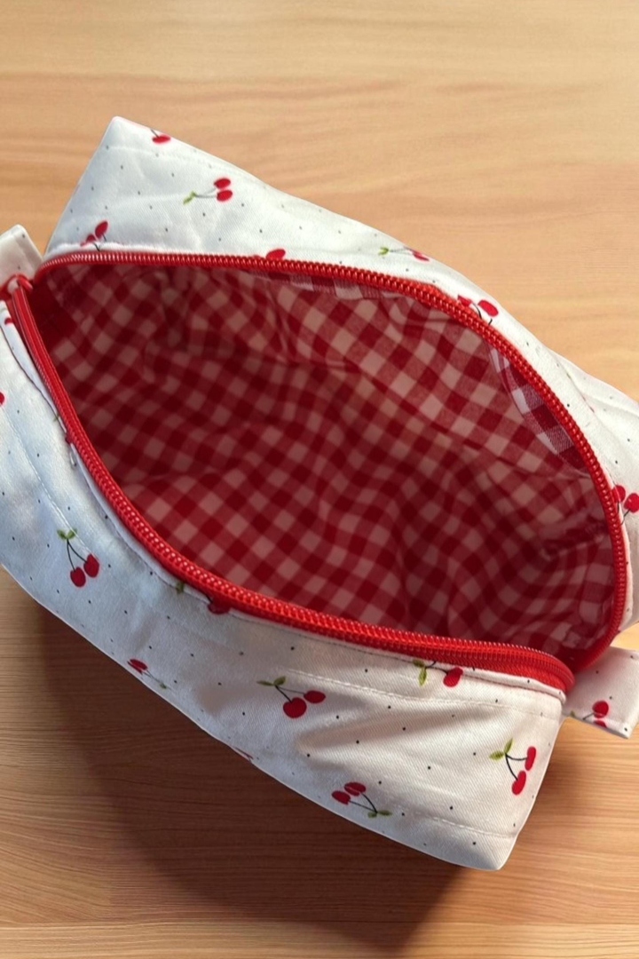 sewingfromsammy's tweet photo. This quilted zippered boxy pouch is handmade with care, blending style and function perfectly. Ideal for makeup, tech, or travel essentials, each one is uniquely crafted. Elevate your everyday carry! #QuiltedPouch #Handmade #ZipperedPouch #BoxyPouch #UniqueGift https://t.co/vxAS9YbLEW