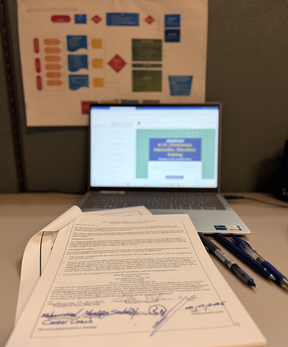 Mustafasaddiqi's tweet photo. امروز هفتمین خودکار را در مدت هشت ماه تمام کردم! 
یعنی خیلی قلم و کاغذ بازی دارم؟😊🤨🙂😀
نوت: اسناد انگلیسی اما امضای من فارسی🤨 https://t.co/C4c1p3zeTE