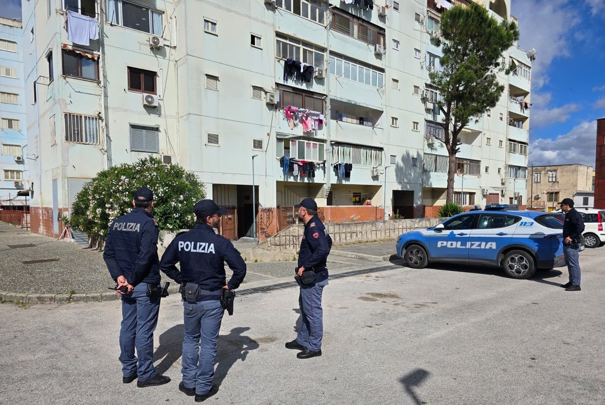 NAPOLI: Agguato in via Cupa Vicinale Pepe nel quartiere di Ponticelli: Uomo di 51 anni ucciso mentre era a bordo del suo furgone, era già noto alle forze dell'ordine per piccoli precedenti