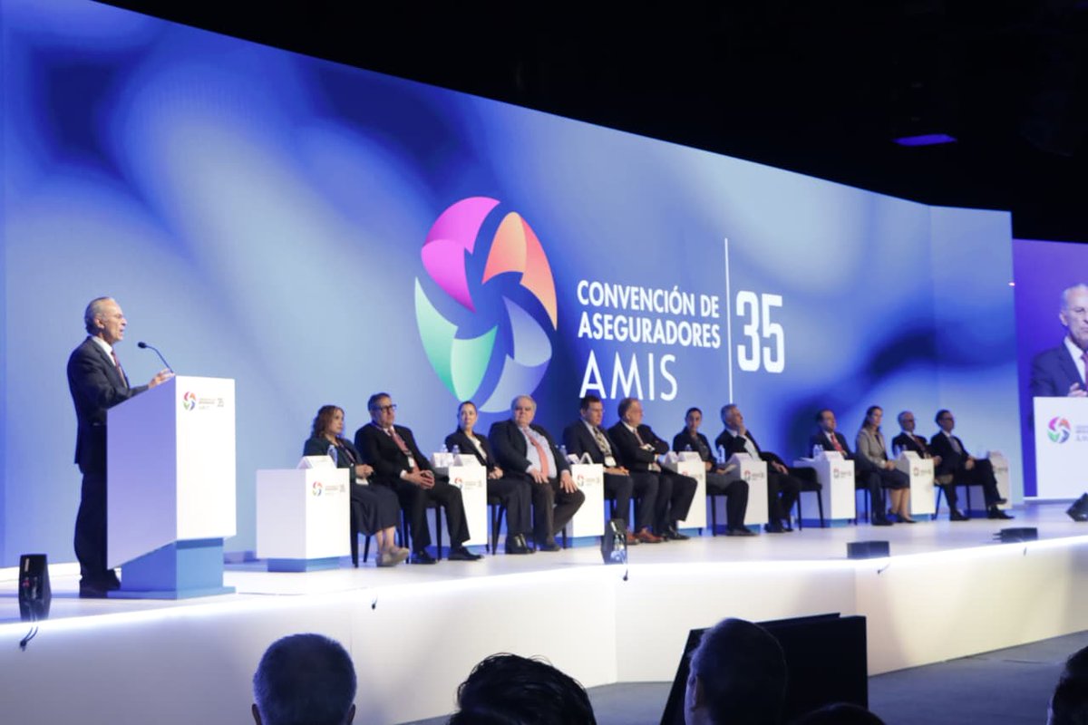 cceoficialmx's tweet photo. México tiene la oportunidad de retomar el crecimiento económico y reactivar las inversiones con seguridad, energía, agua y certeza jurídica.

En ese sentido, durante la 35 Convención de Aseguradores, el Pdte. del #CCE, @JoseMedinaMora, reconoció la importancia de la labor de la @AMIS_mx: “proteger, cubrir y mitigar los riesgos es lo que hace que nuestros negocios puedan crecer”.
