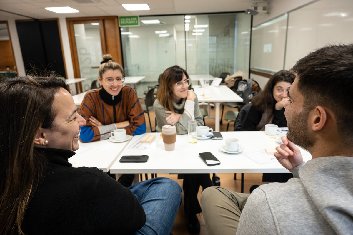 UCUoficial's tweet photo. 💸Economía en la agenda pública: profundizar conocimientos de periodistas

Junto a @ucubusiness y el @BancoMundial, con apoyo del @mef_Uruguay,  organizamos un taller de economía dirigido a periodistas que trabajan en medios uruguayos.

Unos 40 periodistas de medios digitales, televisivos y radiales participaron de cursos de formación con expertos en el área 📲📺🗞️📻

🎙️Como instancia final, los participantes realizaron una entrevista en modo conferencia de prensa al ministro de Economía, @OddoneGabriel, en la que aplicaron conocimientos adquiridos.