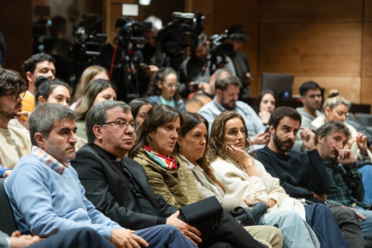 UCUoficial's tweet photo. 💸Economía en la agenda pública: profundizar conocimientos de periodistas

Junto a @ucubusiness y el @BancoMundial, con apoyo del @mef_Uruguay,  organizamos un taller de economía dirigido a periodistas que trabajan en medios uruguayos.

Unos 40 periodistas de medios digitales, televisivos y radiales participaron de cursos de formación con expertos en el área 📲📺🗞️📻

🎙️Como instancia final, los participantes realizaron una entrevista en modo conferencia de prensa al ministro de Economía, @OddoneGabriel, en la que aplicaron conocimientos adquiridos.