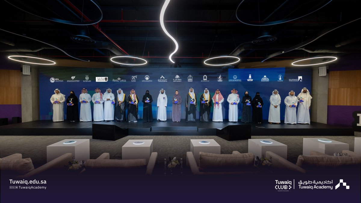 TuwaiqClubs's tweet photo. من حفل تدشين أندية طويق ⛰️🇸🇦

في 16 جامعة حول المملكة؛ لتطوير قدرات طلبة الجامعات في التقنيات المتقدمة وفق احتياجات سوق العمل. https://t.co/o1eZkg6MIu