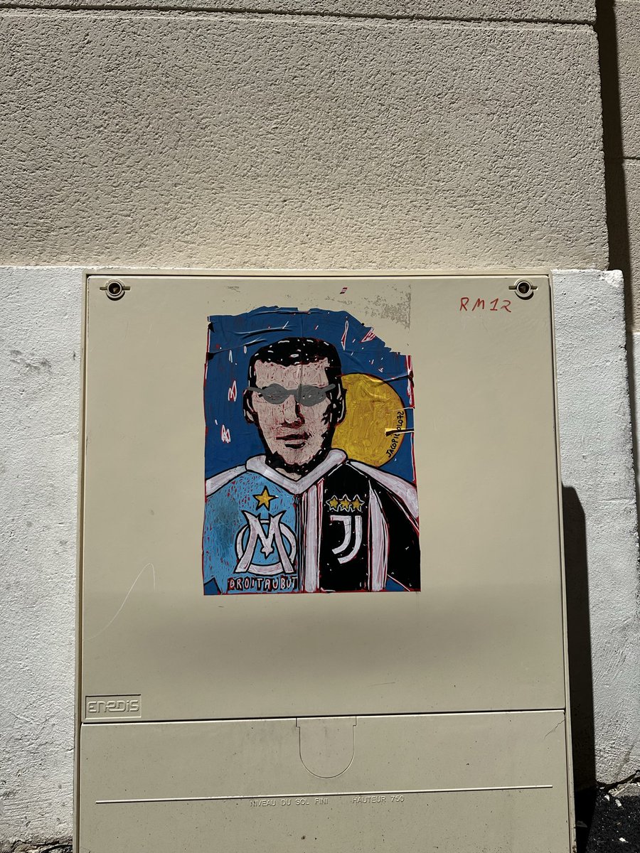 Tribune_Pop's tweet photo. Le minot de la Castellane. 🇫🇷🇮🇹

Magnifique collage de Zizou, l’enfant de la ville, portant le poids de sa double légende : l'OM de son cœur et la Juve de son ascension. 

#Zidane #TeamOM #OM #Juve #Marseille https://t.co/rHdXngcXeu