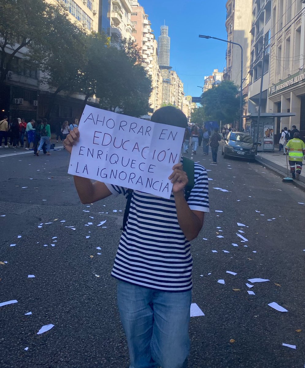 hotelbelladona's tweet photo. Yo sé que acá somos muchas las que en la familia somos primera generación de universitarios. Ustedes entenderán más que nadie la posibilidad que nos otorga la universidad pública a hijos de laburantes...
#UniversidadPública #Fmed #UBA https://t.co/fcO0H3Yut0