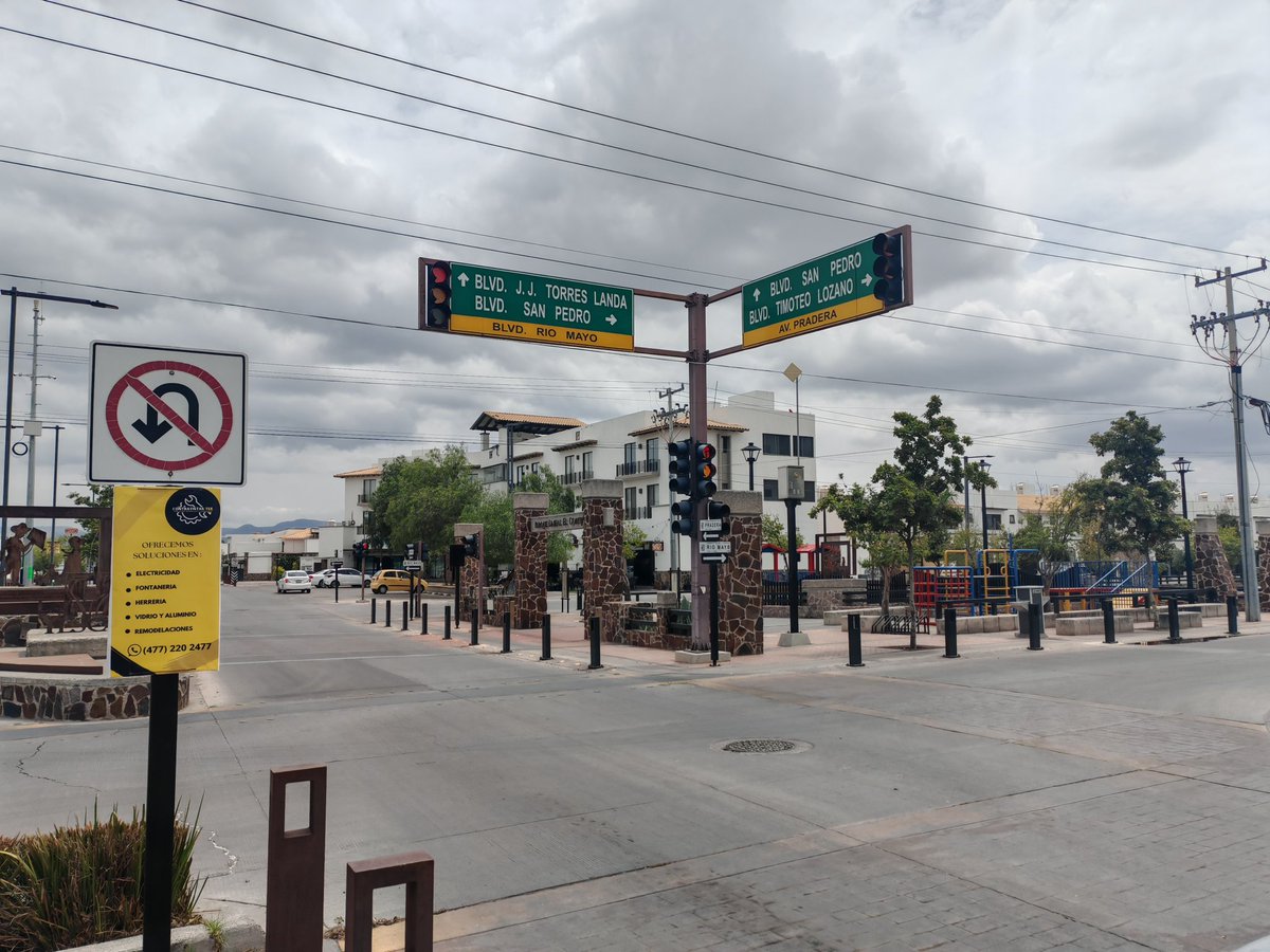 albertopallarez's tweet photo. Oye @municipio_leon @movilidad_leon para cuándo  arreglan los semáforos de Río Mayo y Pradera?

Más de 24 horas y no se ve para cuándo. https://t.co/KxXd0o8ltz