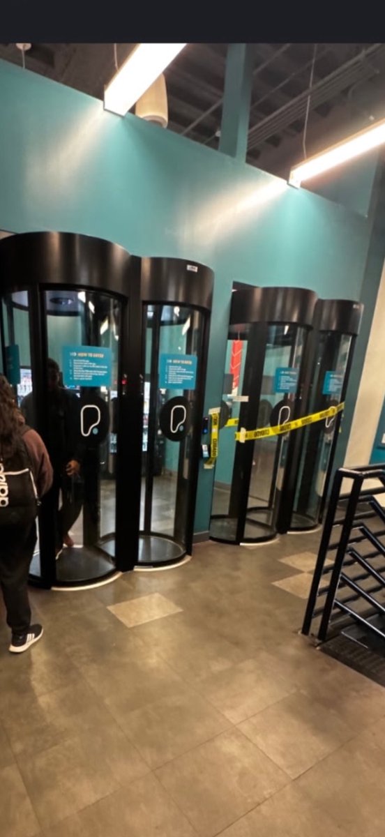 imalso_mrrivera's tweet photo. @PureGym 4 pods at the Knickerbocker ave location in Bushwick but only 1 is working. What is going on? This is a fire hazard @FDNY https://t.co/lcWSP1O1JN