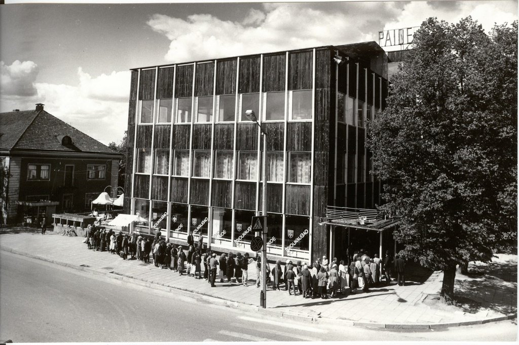 JasperTootsi's tweet photo. @DougHenwood Happy to share my (although young) lived experiences and the experiences my parents and grandparents had in the Soviet Union if you feel like you're missing out! i.e., these are people in line for food, hoping for a piece of sausage or ham. https://t.co/MquNGAKeLj