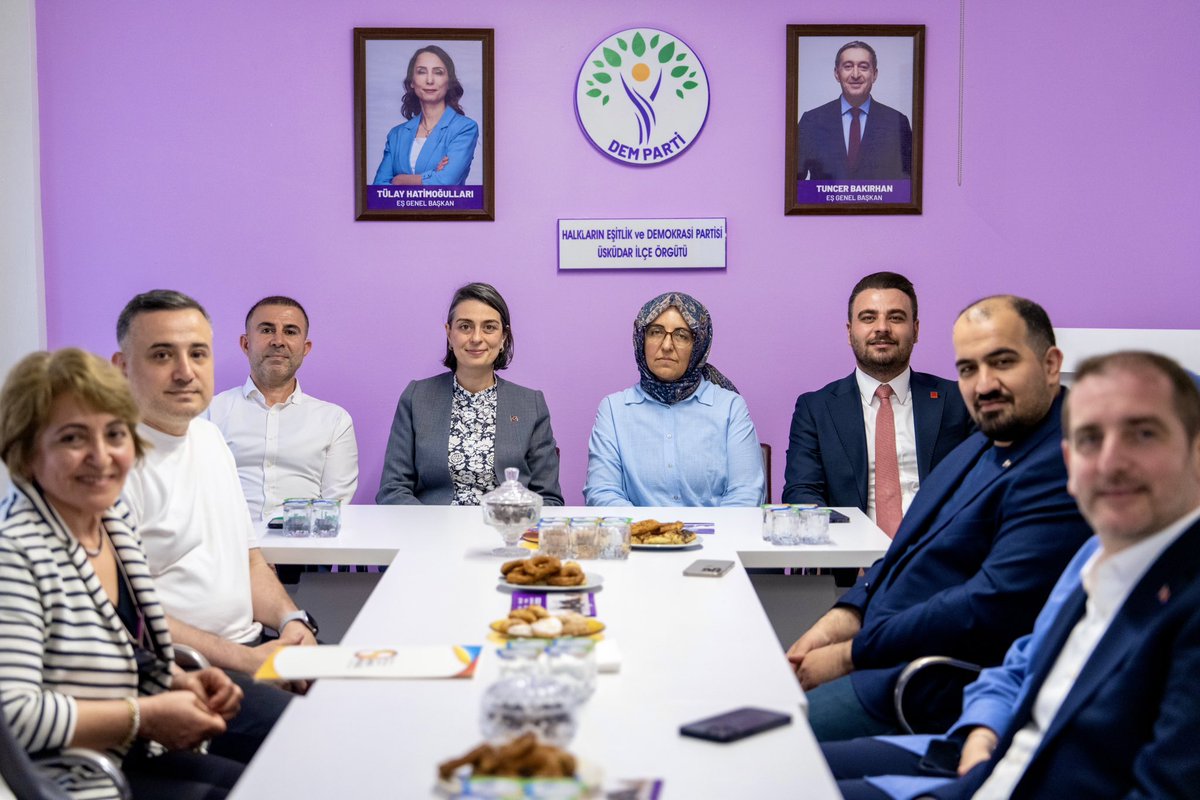 sdedetas's tweet photo. Üsküdar’da diyalog ve karşılıklı anlayışı büyütmeye devam ediyoruz.

DEM Parti Üsküdar İlçe Başkanlığı’nı, CHP Üsküdar İlçe Başkanımız Berk Tütüncü ile birlikte ziyaret ettik. Eşbaşkanlar ve ilçe yöneticileriyle bir araya gelerek Üsküdar’a dair ortak aklı, dayanışmayı ve demokratik kültürü güçlendirecek başlıkları değerlendirdik.

Farklı görüşlerin bir araya gelerek konuşabildiği, birbirini dinleyebildiği bir Üsküdar için temaslarımızı sürdürüyoruz.