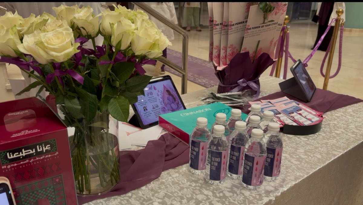 nurscol's tweet photo. كلية التمريض تحتفي باليوم العالمي للقابلة بإقامة أركان توعوية وتفاعلية

برعاية سعادة وكيلة الكلية فرع الطالبات أ.د. منال الحربي، وبحضور سعادة رئيسة قسم تمريض صحة الأمومة والطفولة د. ابتسام جحلان، احتفت #كلية_التمريض باليوم العالمي للقابلة، الذي يوافق الخامس من مايو من كل عام، وذلك من خلال فعالية توعوية وتثقيفية أقيمت تحت إشراف د. ريم الغامدي، وبتنفيذ طالبات برنامج بكالوريوس علوم القبالة، بالتعاون مع وحدة الأنشطة الطلابية.

وشهدت الفعالية حضور مساعدات وكيلة الكلية، وأعضاء هيئة التدريس، والطالبات، في مشهد عكس الاهتمام المتنامي بمهنة القبالة، ودورها المحوري في تعزيز صحة المرأة والأم والطفل، وإسهامها الفاعل في دعم منظومة الرعاية الصحية.

وتضمنت الفعالية عددًا من الأركان التثقيفية والتفاعلية التي أعدّتها الطالبات شملت:

ركن التعريف بالقبالة: للتعريف بالمهنة، واستعراض تطورها التاريخي، وأثرها الإنساني والصحي.
ركن Let’s Talk Sis: الذي قدّم مساحة حوارية توعوية تناولت عددًا من الموضوعات المرتبطة بصحة المرأة.
ركن The Power of Your Cycle: لتعزيز الوعي بالصحة الفسيولوجية.
ركن الدعم النفسي: الذي جمع بين التوعية بإدارة القلق والتوتر، وأنشطة تفاعلية إبداعية، من بينها الرسم على الشموع.
الركن الترفيهي Let’s Enjoy Together: الذي شهد تفاعلًا مميزًا من الحضور، وتخلله توزيع عدد من الجوائز التحفيزية.

وأكدت الفعالية مكانة القابلات ودورهن الإنساني والمهني في مرافقة المرأة خلال مراحل الحمل والولادة وما بعدها، بما يسهم في تحسين جودة الرعاية الصحية وتعزيز سلامة الأمهات والمواليد. كما أبرزت أهمية إعداد كوادر وطنية مؤهلة في تخصص القبالة، قادرة على الإسهام بفاعلية في تلبية احتياجات المجتمع الصحية