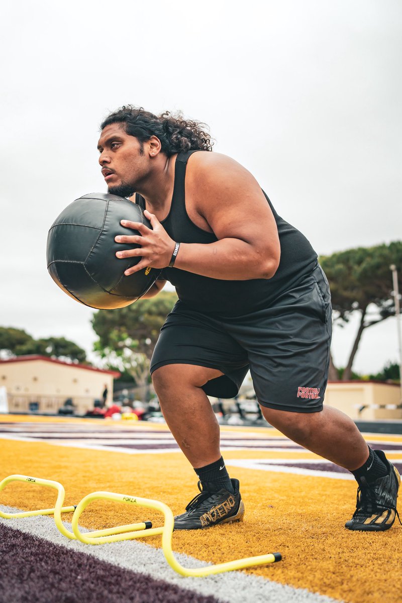 Roland_831's tweet photo. Steady keeping my head down &amp; working thank you god! I’m still available &amp; ready to compete! 

6’1” &amp; 295lbs 
Versatile DL (0-5 tech) 
2-3 years of eligibility
D1 Bounce Back 
Summer Grad 26’ 
GPA: 3.3 
Offers: 12 D2 &amp; 1 D1 

#JucoProduct #NEVAPELU https://t.co/6sMwdfMkKV