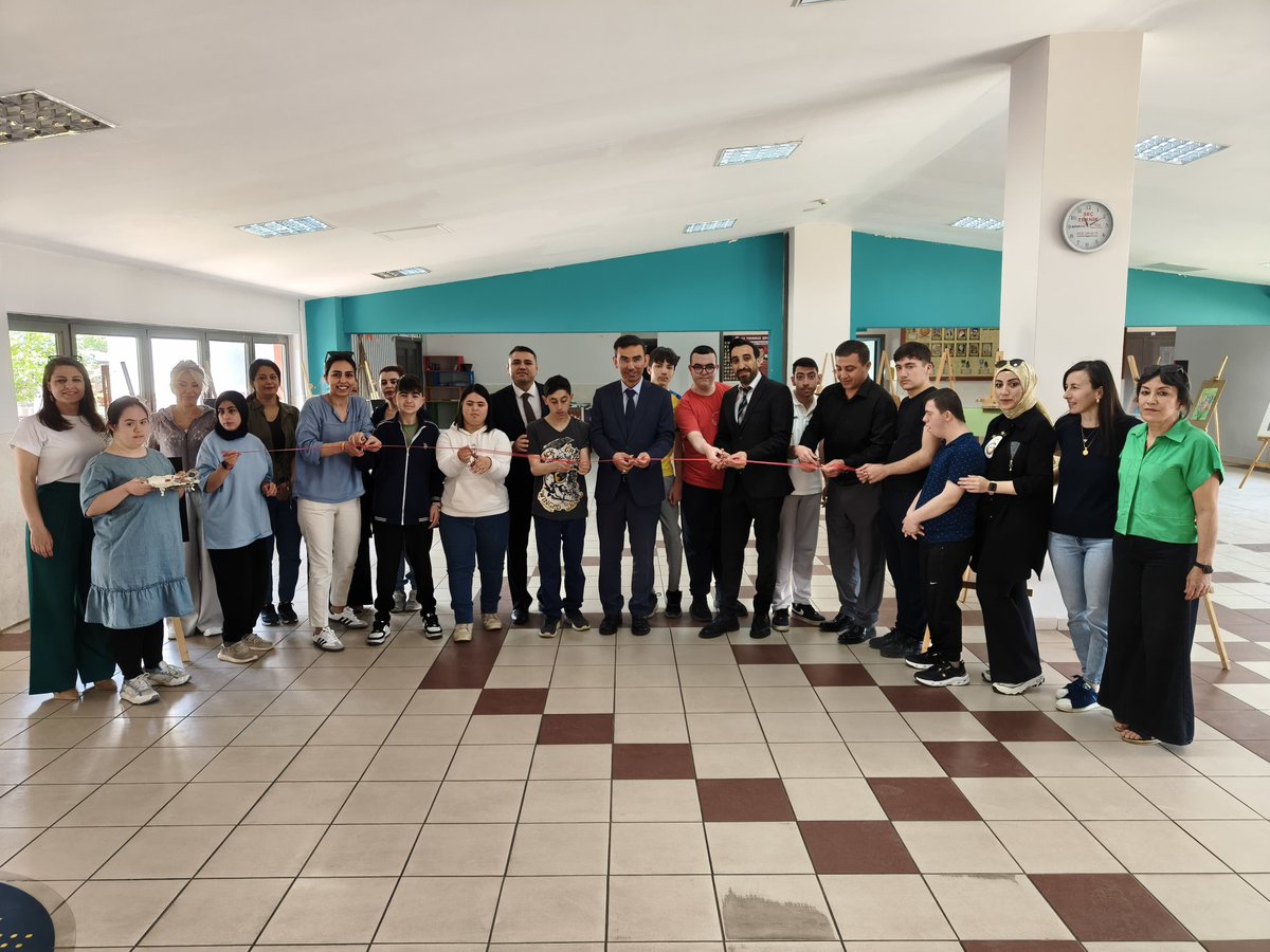 SaideEgt's tweet photo. Okul kermesimiz, yoğun ilgi ve güzel bir katılımla gerçekleştirildi. 🌸
Kermesimiz kapsamında “Bizi Gözümüzden Tanıyın” fotoğraf sergimiz ile öğrencilerimizin hazırladığı resim sergisinin açılışı da yapıldı.
 @bursailmem16 
@yildirimilcemem
https://t.co/P0Q4yPZG8h https://t.co/8rHmosLjdJ