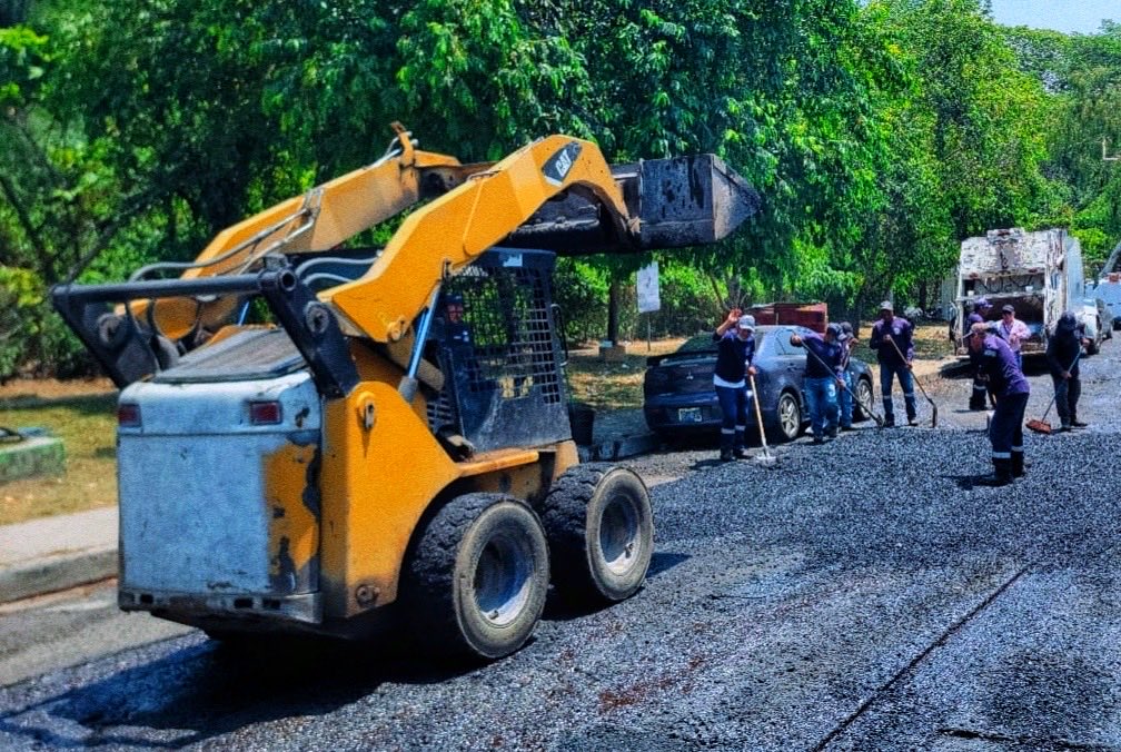 TheSivarTimes_'s tweet photo. La alcaldía capitalina informó que el plan San Salvador Centro sin baches llegó al Distrito Ayutuxtepeque, interviniendo las calles de la colonia Santísima Trinidad. https://t.co/aRiaicQ9EC