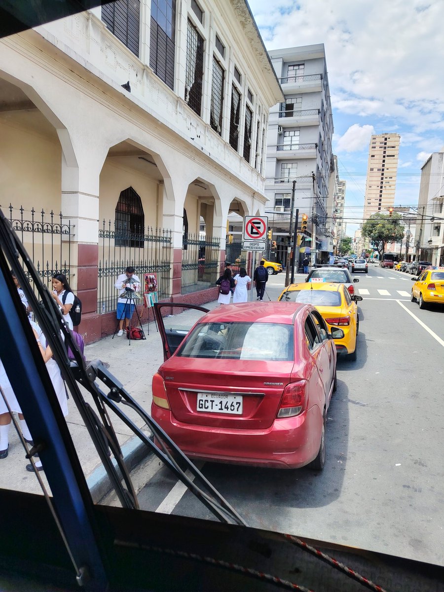 MonteceJaime's tweet photo. Señores @ATM_Transito @atenciongye @ATMGuayaquil @alcaldiagye @tctelevision @segura_ep su ayuda con un agente de tránsito no se respeta el lugar de seguridad para el transporte escolar calles Vélez y antepara https://t.co/er0jDFX1eu