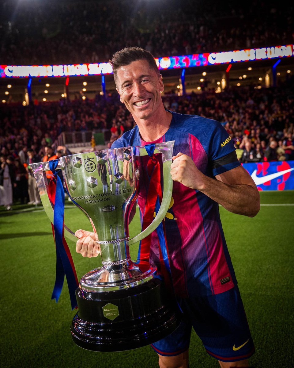 Tocapilotes's tweet photo. Un amable recordatorio de que Lewandowski hizo absolutamente de todo por venir al Barcelona: 

- Salió a decir públicamente que se quería ir.
- Entró en conflicto con la directiva del Bayern. 
- Festejo la obtención de la Bundesliga con los colores del Barcelona como guiño a nosotros.
- Bajarse el sueldo.
- Dejar un equipo ya consolidado por ir a un proyecto incierto.

A pesar de todo después de 4 temporadas con el Barcelona ha sido campeón de 3 Ligas, 3 Supercopas de España y 1 Copa del Rey, muchas gracias por todo lo que luchaste e hiciste por el club Lewandowski. Eres una leyenda para el Barcelonismo. 💙❤️