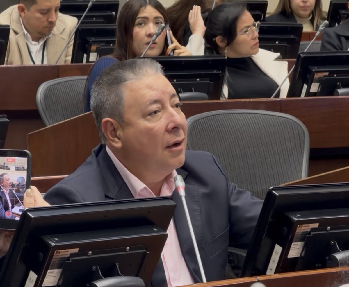 ComisionSegunda's tweet photo. “El país y los gremios han hecho un trabajo juicioso y esto conlleva a que debemos cumplir con este mandato” H.S. Nicolás Echeverry Alvarán (@nicolasechal). https://t.co/cfGSRZnzMW