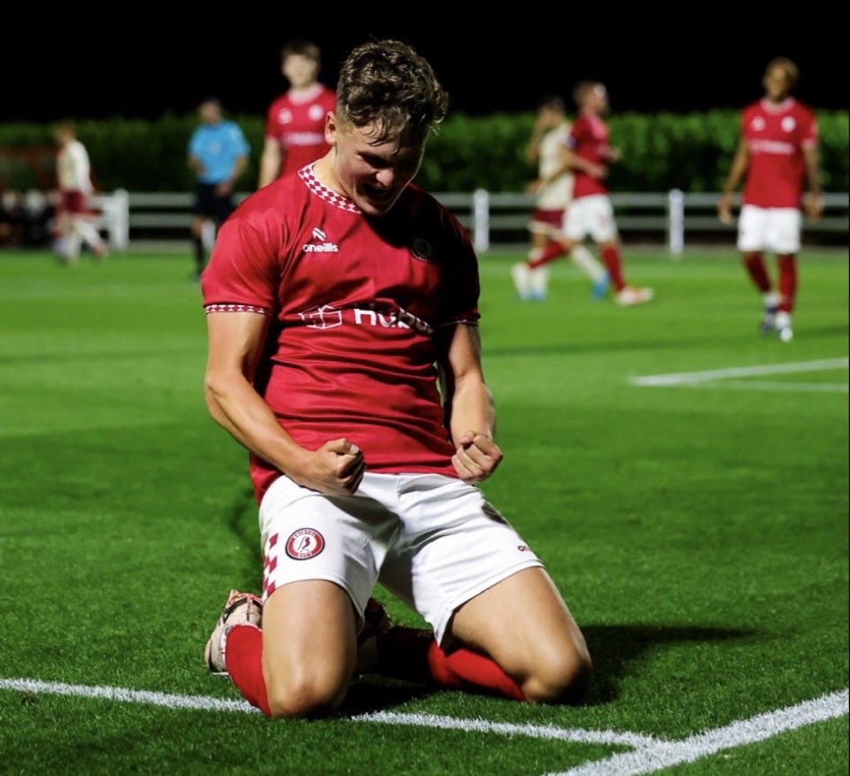 FreeAgentsFC's tweet photo. Name: Brandon Bak
Age: 20
Height: 6’3
Location: Weston Super Mare
Position: ST | CAM | RF
Previous clubs: Bristol City Academy 2 year Scholar, 1 year Pro, Weston Super Mare AFC, Taunton Town, Bristol Manor Farm, Paulton Rovers, Willand Rovers, Mangotsfield FC
Trials with Ipswich Town 

Looking for Step 3-4