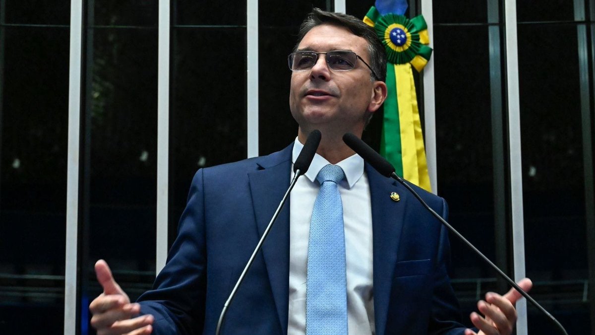 bolsonarotv_'s tweet photo. 🚨REDUÇÃO DA MAIORIDADE PENAL | Flávio Bolsonaro coleta 38 apoios para pautar PEC da maioridade penal. 

Faltam 3 assinaturas para Flávio Bolsonaro conseguir levar a proposta de redução da maioridade penal diretamente ao plenário do Senado. https://t.co/pPQRVF261m