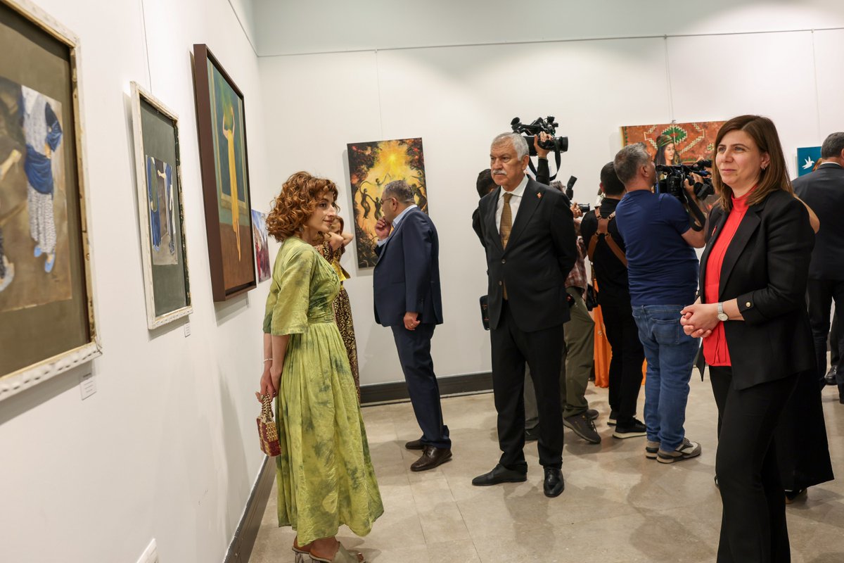 diyarbakirbld's tweet photo. 🖼️ Pêşaneya Aştî û Azadiya Civakî Hat Vekirin 🕊️

📌 Pêşaneya ku di çarçoveya Foruma Aştî û Azadiya Civakî de hat organîzekirin, li Navenda Çand û Kongreyê ya Çand Amedê hat vekirin. Koordînatorên pêşaneyê Neşe Toprak û Ercan Altuntaş di vekirinê de axivîn û dan zanîn ku di pêşaneya ku berhemên 32 hunermendan lê ne de, temayên bedena jinê, cografya, xweza, ziman û hafizaya civakî hatine hûnandin. Di vekirinê de tevî Hevşaredarên me Serra Bucak û Dogan Hatun; Hevberdevka Meclîsê Demet Ceylan, Alîkara Sekreterê Giştî Muhabbet Erdogmuş, Parêzgarê Hewlêrê Omîd Xoşnav, Parêzgarê Dihokê Elî Teter, Parlamenterê DEM Partiyê yê Amedê Cengîz Çandar, Parlamenterê CHPê yê Amedê Sezgîn Tanrikulu, Şaredarê Bajarê Mezin ê Edeneyê Zeydan Karalar ê ku ji wezîfeyê hatibû dûrxistin, akademisyen û hunermend amade bûn.

🖼️ Toplumsal Barış ve Özgürlük Sergisi Açıldı 🕊️

📌 Toplumsal Barış ve Özgürlük Forumu kapsamında düzenlenen sergi Çand Amed Kültür ve Kongre Merkezi’nde açıldı. 32 sanatçının eserlerinin yer aldığı serginin koordinatörleri Neşe Toprak ve Ercan Altuntaş açılışta yaptıkları konuşmada, sergide kadın bedeni, coğrafya, doğa, dil ve toplumsal hafıza temalarının işlendiğini belirtti. Açılışa Eşbaşkanlarımız Serra Bucak ve Doğan Hatun’un yanı sıra Meclis Eşsözcümüz Demet Ceylan, Genel Sekreter Yardımcımız Muhabbet Erdoğmuş, Erbil Valisi Omid Xoşnav, Duhok Valisi Ali Tatar, DEM Parti Diyarbakır Milletvekili Cengiz Çandar, CHP Diyarbakır Milletvekili Sezgin Tanrıkulu, görevinden uzaklaştırılan Adana Büyükşehir Belediyesi Başkanı Zeydan Karalar ile akademisyenler ve sanatçılar katıldı.

🔗https://t.co/iQBLr5evNr

#Diyarbakır #Amed #ToplumsalBarışveÖzgürlükForumu